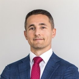 雷朋Meta智能眼镜销售激增 助力依视路陆逊梯卡上半年销售额突破140亿欧元